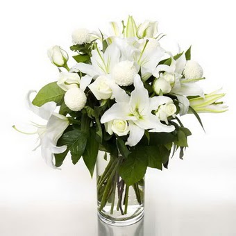  Aksaray çiçek gönderme sitemiz güvenlidir  1 dal cazablanca 7 adet beyaz gül vazosu