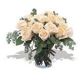 11 adet beyaz gül vazoda  Aksaray İnternetten çiçek siparişi 