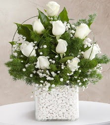 9 beyaz gül vazosu  Aksaray çiçek satışı 