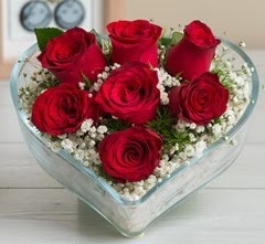 Kalp içerisinde 7 adet kırmızı gül  Aksaray çiçek gönderme sitemiz güvenlidir 