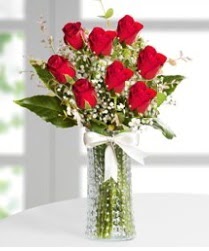7 Adet vazoda kırmızı gül sevgiliye özel  Aksaray çiçek siparişi sitesi 