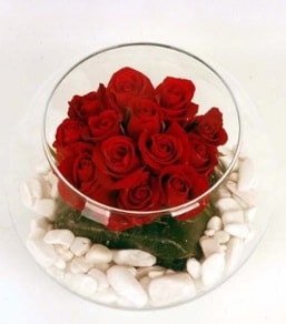 Cam fanusta 11 adet kırmızı gül  Aksaray çiçek gönderme 